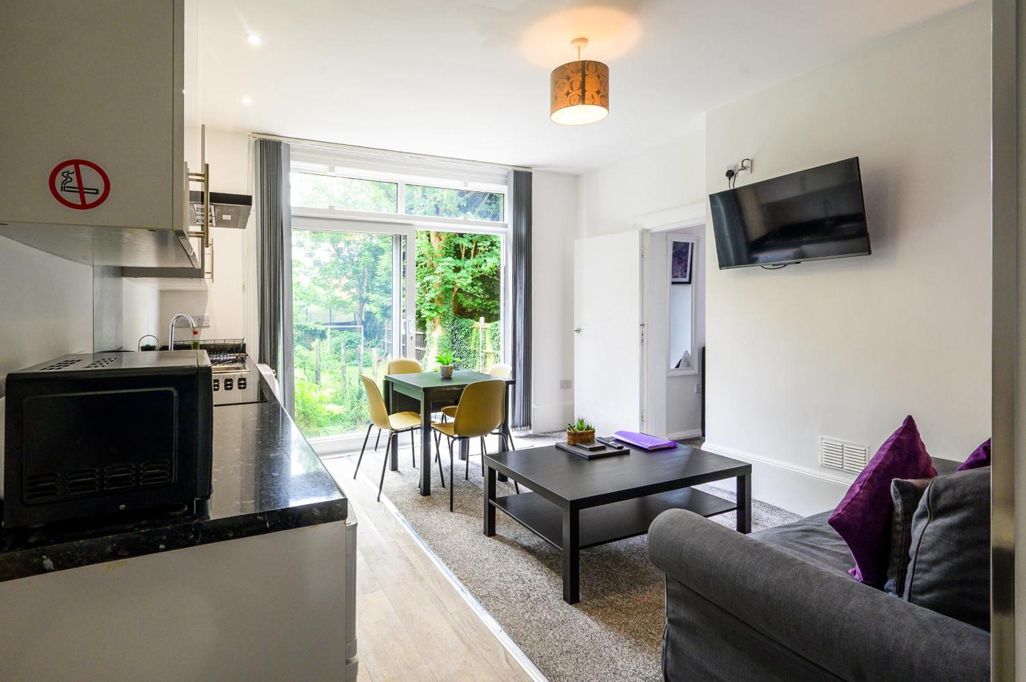 Amethyst Delightful In Moseley Mews, By Staystaycations Apartment